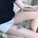 Переводная татуировка черный пион на ноге