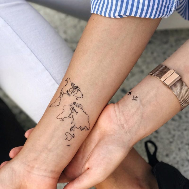 Переводная татуировка карта мира на руке