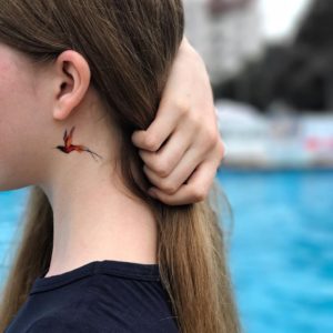 Переводная тату колибри на шее