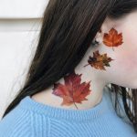 листья осени на шее