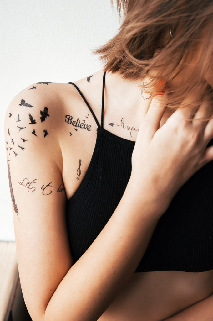 56 превосходных варианта тату на запястье для стильных девушек и их значения