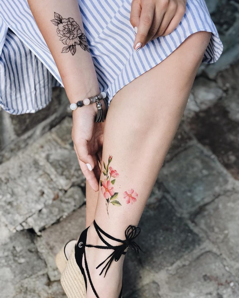 Временная тату летний цветок на ноге