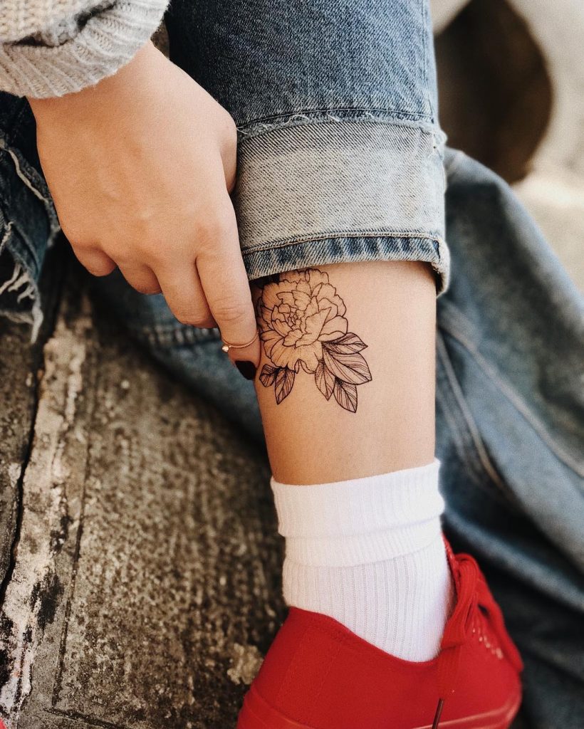 Временное тату монохромный цветок на ноге