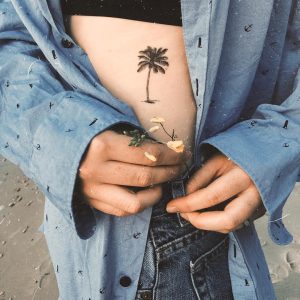 Временная тату пальма на ребрах