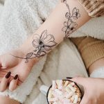 Временная тату Китайская роза на руке