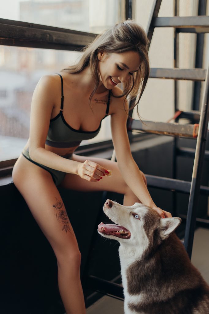 Временная тату на ноге у девушки с собакой