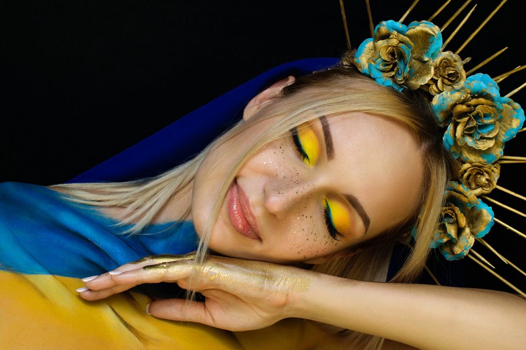 Временные тату веснушки на лице украинки